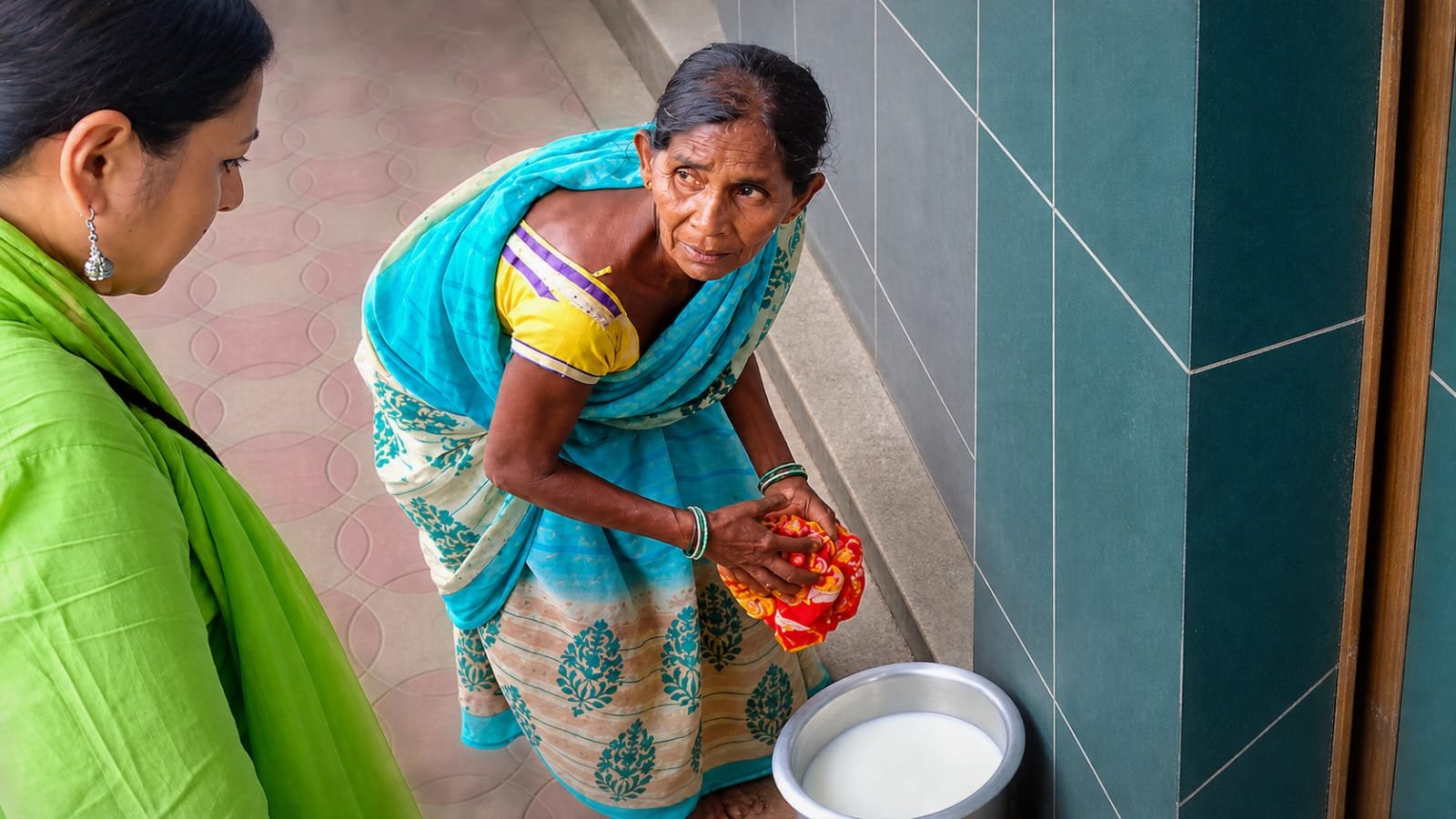 গরম দুধে রাজনীতি